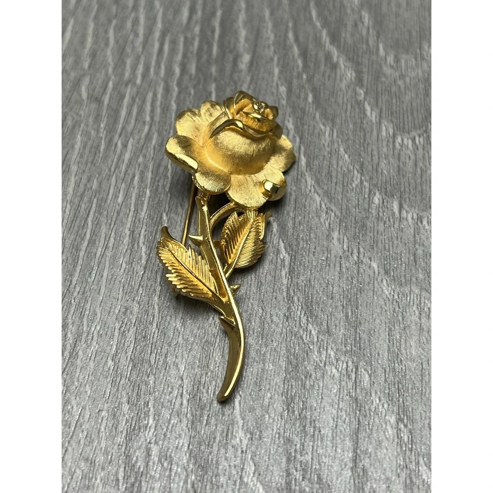 Vintage TRIFARI Gold Tone‎ Rose Flower Stem Brooch Pin Brushed Finish Floral